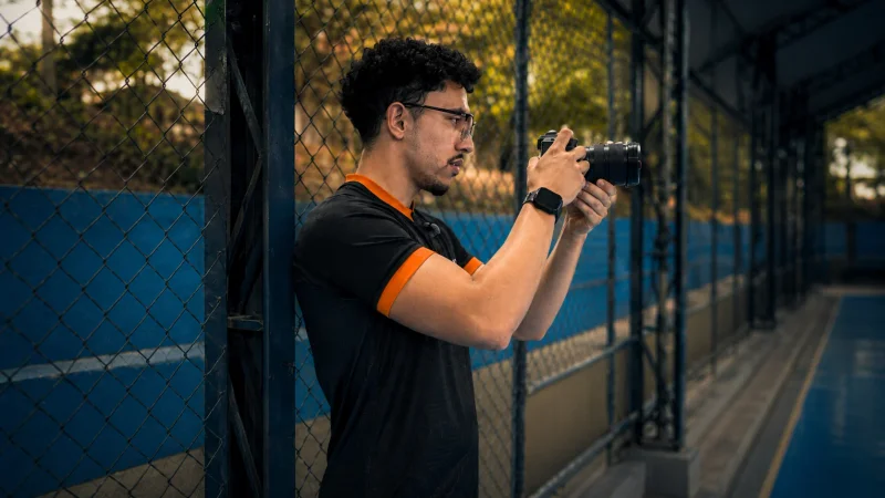 Fotógrafo profissional operando em quadra