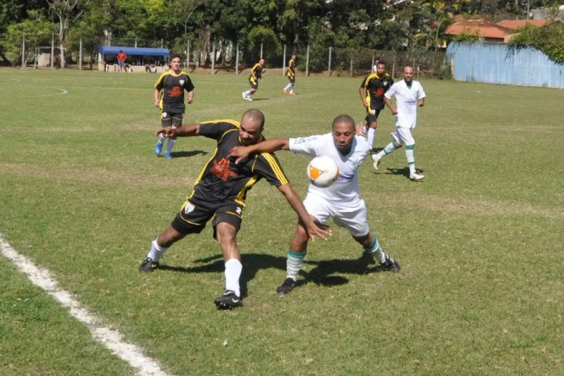 Jogo amador registrado de celular na arquibancada